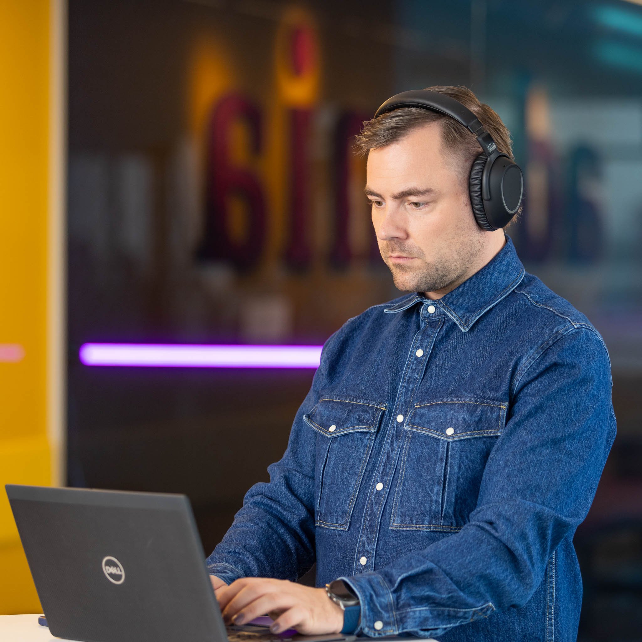 madur_headset_fjarvinna 1x1