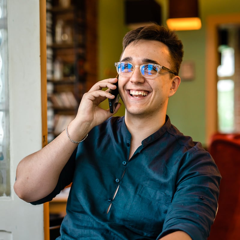 AdobeStock-mobil-man-800