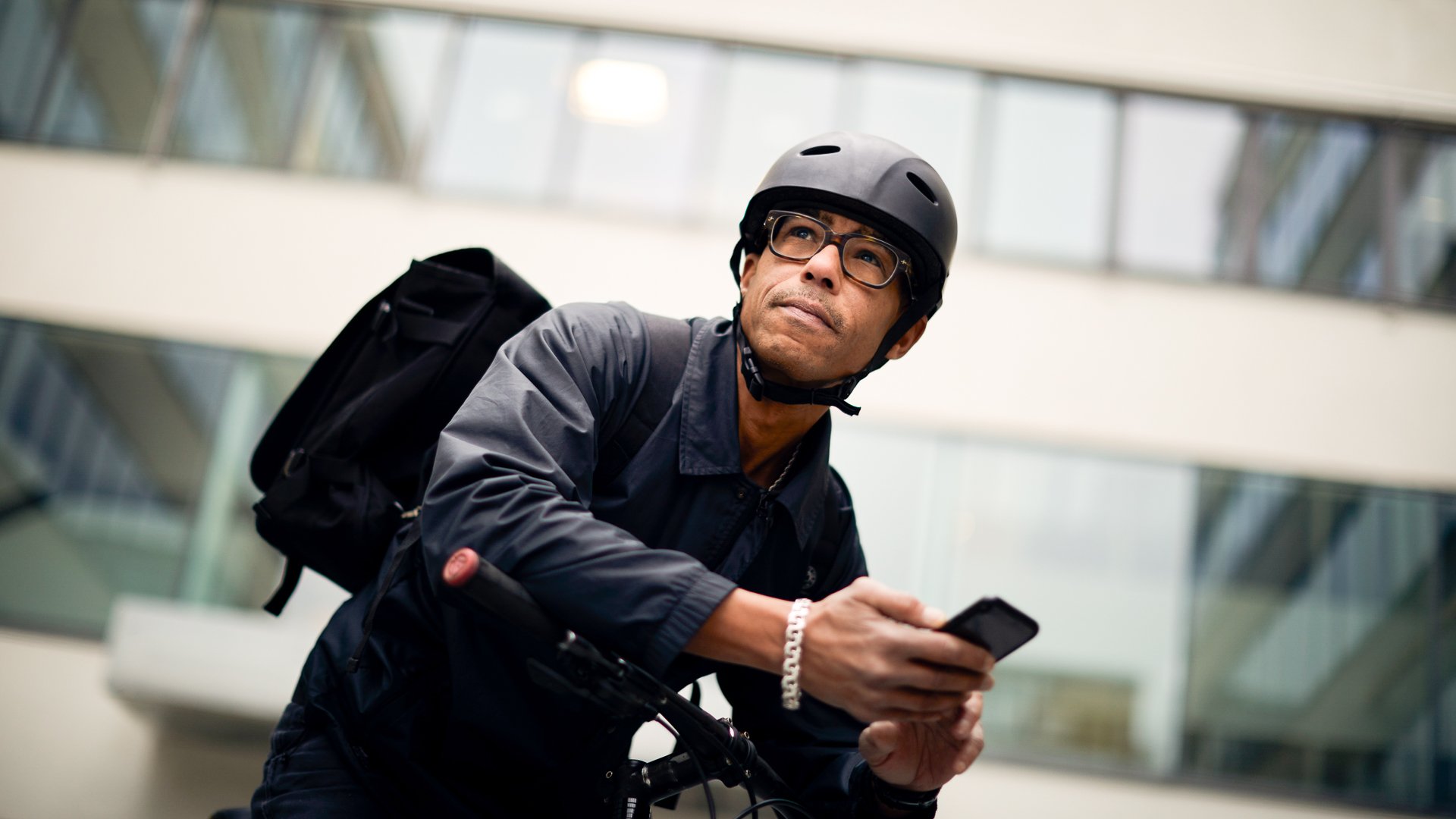 cyklist-mobil